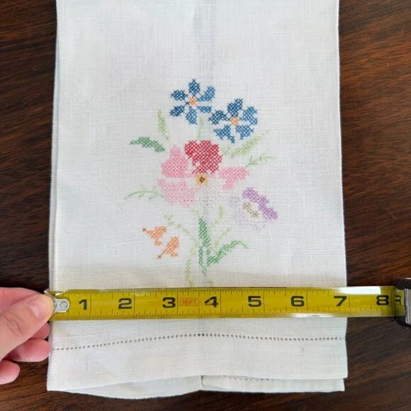 Adorable Dainty Vintage Hand Embroidered Hand Towel Set - Picture 8 of 9